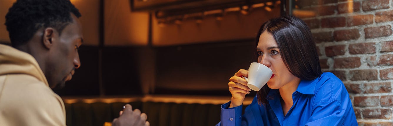 To venner som drikker kaffe