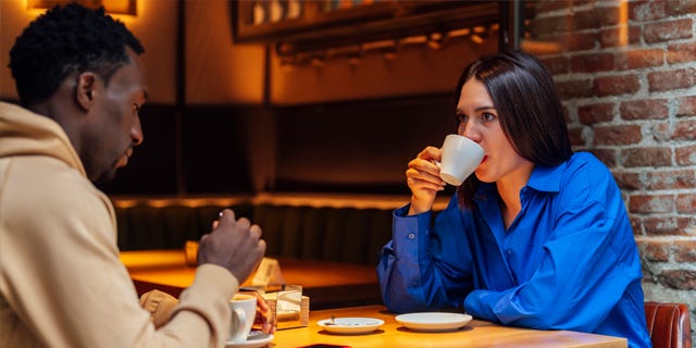 To venner som drikker kaffe